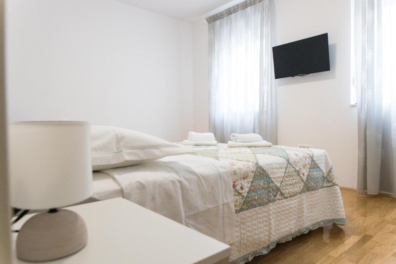 Apartment Zara - Luxury Apartment With Private Pool ภายนอก รูปภาพ